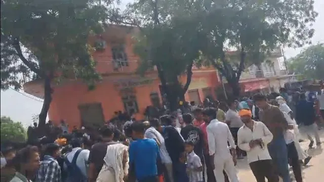 मथुरा: स्कूली बस ने दूसरी क्लास के छात्र को कुचला, चालक फरार, गुस्साए ग्रामीणों ने की तोड़फोड़