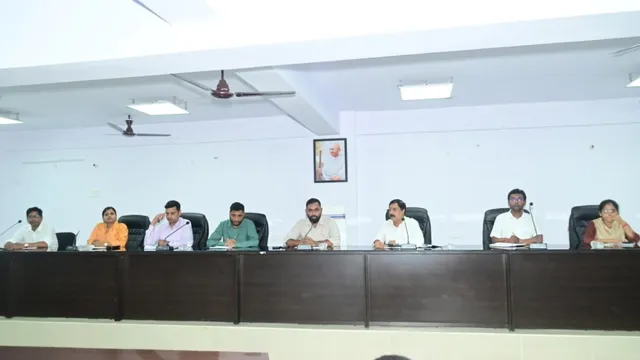 मोतिहारी DM का अल्टीमेटम: 15 अगस्त तक भूमिहीनों को दें जमीन, म्यूटेशन में मनमानी की तो नपेंगे अधिकारी