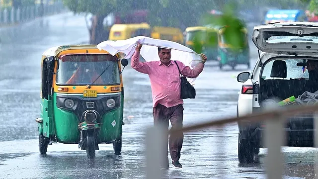 दिल्ली-एनसीआर में आज भी झमाझम बारिश, मौसम विभाग ने जारी किया येलो अलर्ट