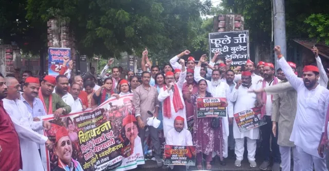दिल्ली में छात्रों पर लाठीचार्ज के विरोध में कानपुर में सपा का प्रदर्शन, फूलबाग गांधी प्रतिमा पर बारिश में धरना