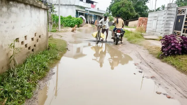 पश्चिमी चंपारण में बारिश से तालाब बनी सड़क, 20 हजार लोगों की बढ़ी मुश्किलें