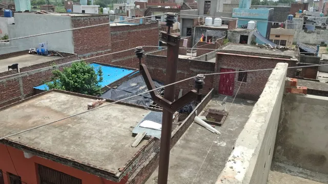 चंदौसी में दर्दनाक हादसा: तीसरी मंजिल पर काम करते समय 11 हजार वोल्ट की लाइन की चपेट में आए मजदूर, एक की मौत, एक गंभीर