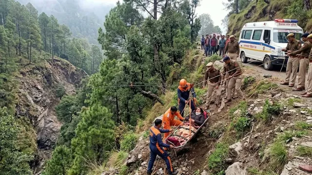 UP से हिमाचल घुमाने के बहाने लाकर 100 मीटर गहरी खाई में धकेल दी पत्नी, चाकू से वार भी किए; झाड़ियों ने बचा ली जान