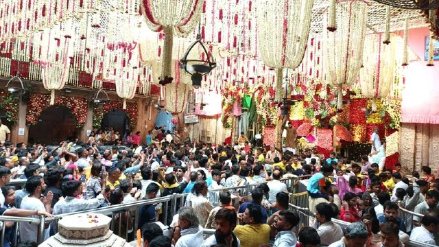 बांकेबिहारी मंदिर में उमस और भीड़ से बिगड़े हालात: चीख उठे महिला व बच्चे, दर्शन को तरसे भक्त