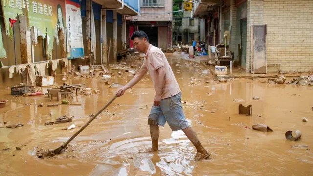 चीन में बाढ़ से 18 लाख लोग विस्थापित, बांग्लादेश में 44 की मौत; दोनों देशों में तबाही का मंजर