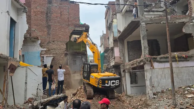 वाराणसी दालमण्डी चौड़ीकरण में सोमवार को तीन मकानों पर गरजा बुलडोजर, इसी माह काम पूरा करने का लक्ष्‍य