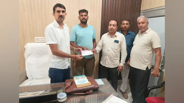 दिल्ली में लाठीचार्ज से सहमे यात्री, अंबेडकरनगर में ट्रेन के 15 टिकट वापस; बसों में भी घटी संख्या