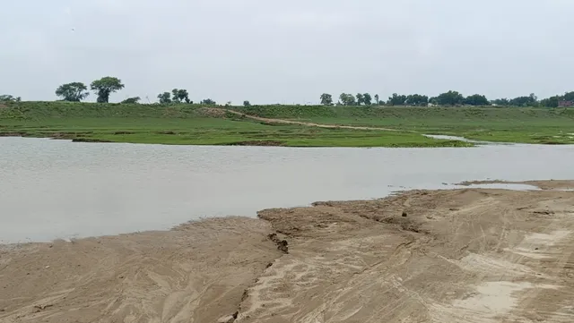 वाराणसी में गंगा के जलस्तर में बढ़ाव होने से अम्बा-मोकलपुर घाट से आवागमन बाधित