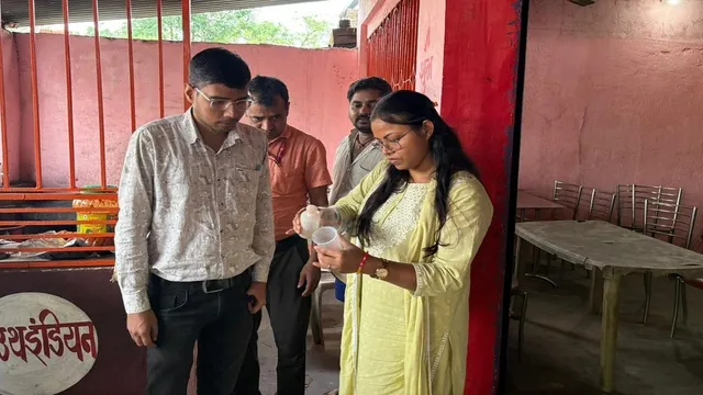 गुमला में खाद्य सुरक्षा व तंबाकू निषेध टीम की संयुक्त छापेमारी, तीन दुकानों पर लगा जुर्माना