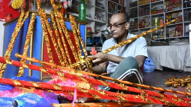 बिहार में ‘बोल बम’ की आस्था से जुड़ी 80 साल पुरानी विरासत, तीन पीढ़ियों से कांवर बना रहा महतो परिवार