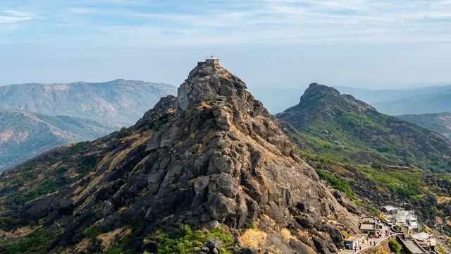 कच्छ का ‘कालो डूंगर’: क्या है 400 साल पुराने मंदिर और मैग्नेटिक रोड का रहस्य?