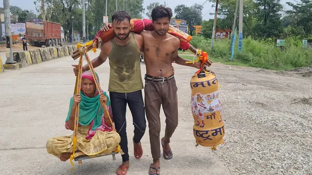 Kanwar Yatra: एक पालकी में दादी और दूसरी में गंगाजल; 220 KM की यात्रा में आगे बढ़ रहे ‘श्रवण कुमार’ बने दो पोते