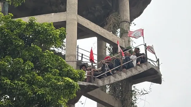 9 पावरकॉम कर्मचारी पानी की टंकी पर चढ़े, हाथों में पेट्रोल की बोतलें; रेगुलर करने की मांग पर विभाग को घेरा