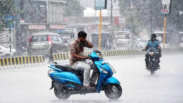 दिल्ली-यूपी और बिहार समेत 14 राज्यों में भारी बारिश का अलर्ट, उत्तराखंड में लैंडस्लाइड; पढ़ें वेदर अपडेट