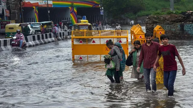 दिल्ली-यूपी समेत 15 राज्यों में बारिश का अलर्ट, पहाड़ी इलाकों में भूस्खलन की आशंका