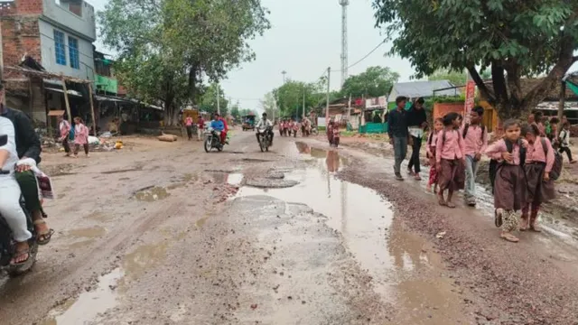 बांदा: सीएम योगी के दौरे के बाद भी नहीं सुधरी सड़कों की हालत, गड्ढों से हर दिन हादसे का खतरा
