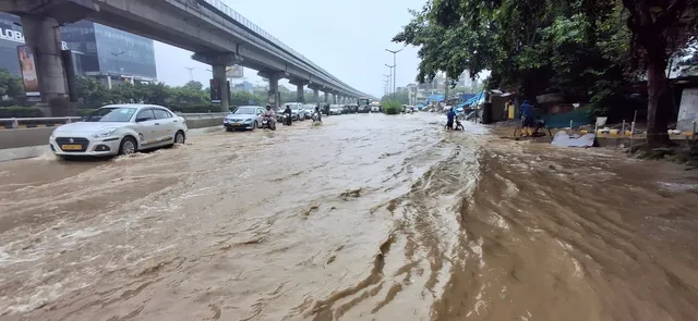 100 करोड़ के फ्लैटों वाला गोल्फ कोर्स रोड पानी में डूबा, झमाझम बारिश में गुरुग्राम की खुली पोल