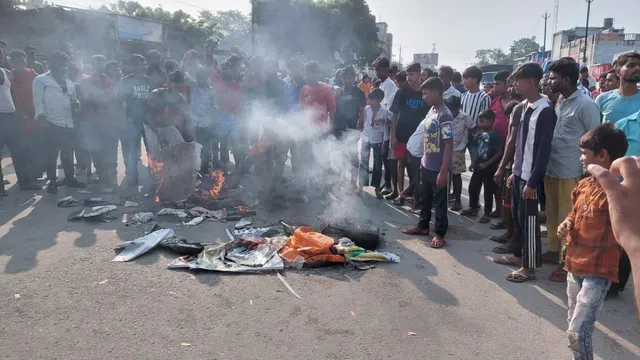 बगहा में 3 दिन से लापता छात्र को लेकर लोगों का प्रदर्शन, टायर जलाकर NH-727 पर लगाया जाम
