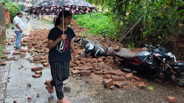 धनबाद के दीनबंधु स्कूल के पास जर्जर दीवार गिरी, बड़ा हादसा टला; चार वाहन क्षतिग्रस्त