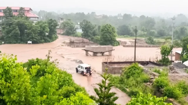 हिमाचल प्रदेश में फ्लैश फ्लड और लैंडस्लाइड की चेतावनी, 3 घंटे भारी बारिश का अलर्ट; नदी-नाले उफान पर