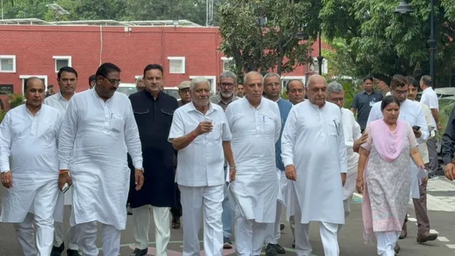 हुड्डा की अगुवाई में राज्यपाल से मिले कांग्रेस विधायक, 27 अगस्त की धक्का-मुक्की की शिकायत कर सौंपा ज्ञापन