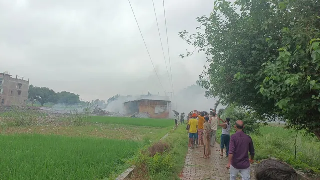 पटाखा फैक्ट्री में जोरदार धमाके से दहला मनौरी बाजार, धुएं के गुबार से ढंक गया क्षेत्र; मची अफरा-तफरी