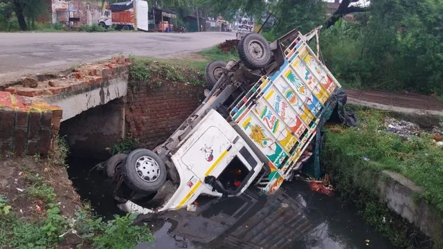 कांवड़ियों को हरिद्वार छोड़कर लौट रही पिकअप नाले में गिरी, हापुड़ में ड्राइवर को झपकी आने से हुआ हादसा