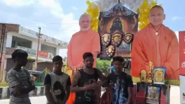 मोदी-योगी की तस्वीरों से सजी कांवड़ लेकर निकले शिवभक्त, हापुड़ में हुआ जोरदार स्वागत