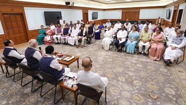 ‘चिंता की कोई बात नहीं, मैं आपके साथ हूं’, संसद में हंगामें के बीच TMC और उद्धव सेना के बागी सांसदों से मिले पीएम मोदी