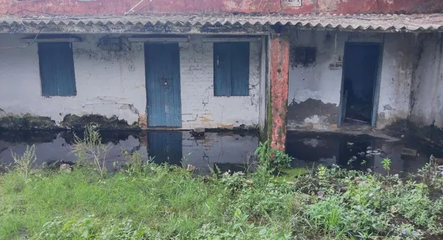 रायबरेली : ऊंचाहार रेलवे स्टेशन पर जलभराव से परेशान कर्मचारियों ने छोड़े सरकारी आवास, किराए के मकान में हुए शिफ्ट
