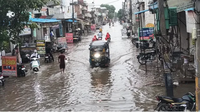 बारिश में सड़कें बनीं तालाब, सोनीपत में जलभराव में फंसे वाहन और जल निकासी के दावों की खुली पोल
