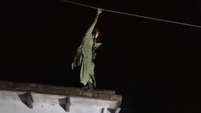 बिजली कटौती से तंग महिला ने पकड़ी हाईटेंशन लाइन, हाथरस में परेशान लोगों ने घेरा सब स्टेशन