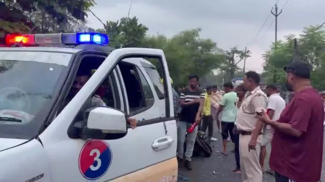 चक्रधरपुर में दो बाइकों की आमने-सामने भीषण भिड़ंत, तेज धमाके के साथ सड़क पर गिरे 4 युवक