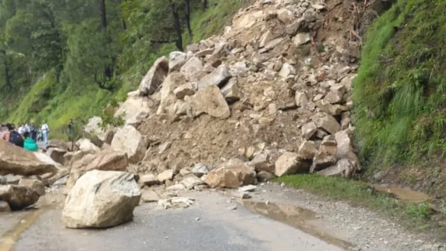 बागेश्वर-गरुड़ मार्ग पर रवाईखाल में पहाड़ दरका, एंबुलेंस सहित सैंकड़ों वाहन जाम में फंसे