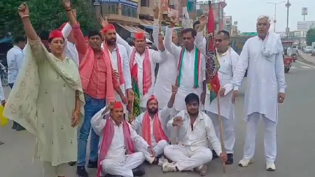 अखिलेश यादव के बयान पर बागपत में सियासी बवाल: सपा प्रमुख के खिलाफ रातों-रात लगे पोस्टर, कार्यकर्ताओं का जमकर हंगामा