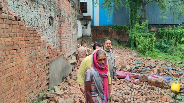 वाराणसी के चांदपुर इंडस्ट्रियल एरिया में दीवार गिरने से दंपती की मौत, NDRF ने मलबे से निकाले शव