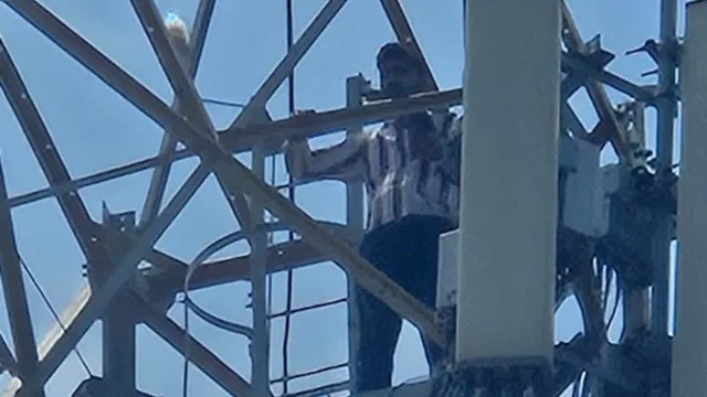 चतरा में जमीन विवाद से तंग आकर मोबाइल टावर पर चढ़ा युवक, कूदकर जान देने की दी धमकी