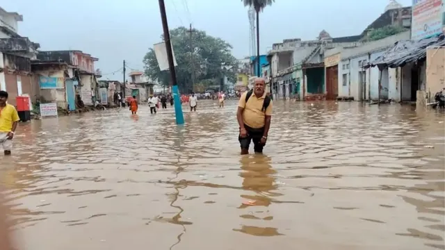 चित्रकूट में मंदाकिनी नदी का रौद्र रूप: रामघाट डूबा, बस्तियों में घुसा पानी