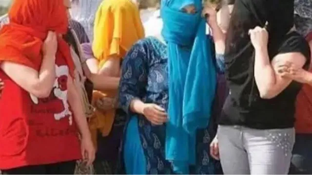 कृष्णा रिसोर्ट में देह व्यापार का छापा मारने पहुंची पुलिस तो मच गई खलबली, अलीगढ़ में 5 युवतियाें सहित 9 गिरफ्तार