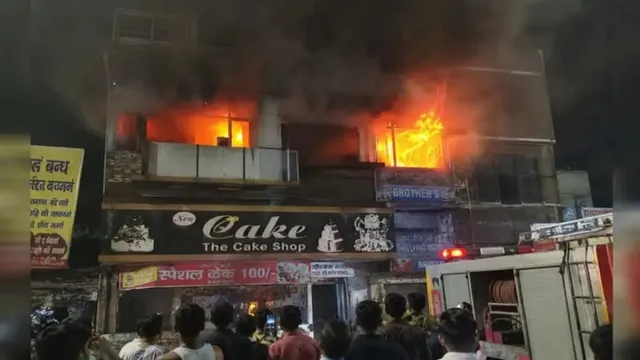 चंदौली में गल्ला मंडी की केक दुकान में आधी रात भड़की आग, लाखों की संपत्ति जलकर स्वाहा