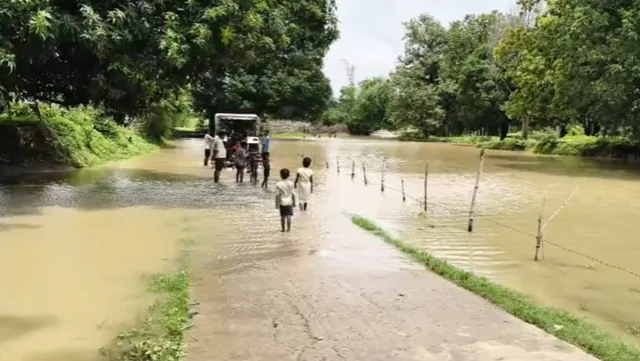 मीरजापुर में लगातार बारिश से उफान पर आई सुसुवार नदी, पुल के ऊपर से बह रहा पानी, हलिया-ददरी मार्ग बंद
