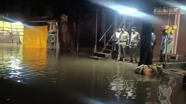 मीरजापुर में चेतावनी बिंदु से डेढ़ तो खतरे के निशान से ढाई मीटर नीचे गंगा का जलस्तर