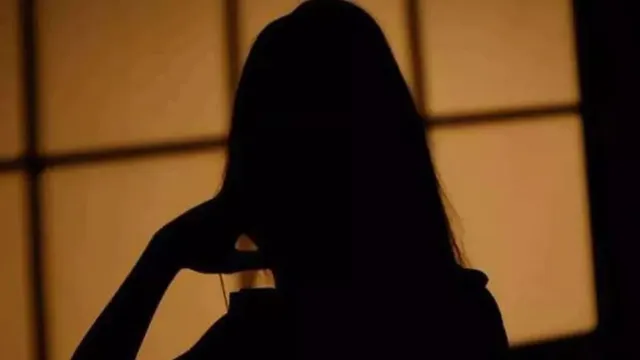 8 साल की दुष्कर्म पीड़िता से घर में भी असंवेदनहीनता, पिता ने जबरन चेक पर करवाया साइन, खाते से निकाले 85 हजार