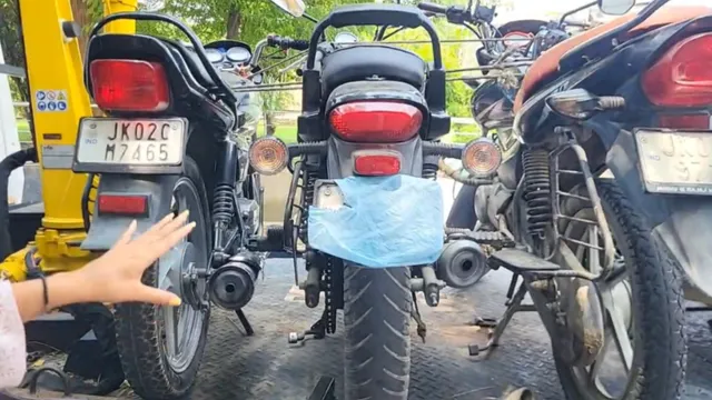 नंबर प्लेट छिपाने का देसी जुगाड़! टेप-पेंट से नंबर ढके, स्कूटी पर 90+ और बुलेट पर 109 चालान; जम्मू में कई वाहन जब्त