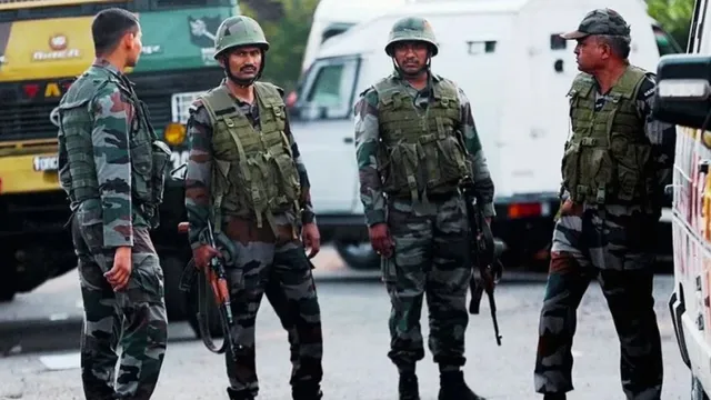 शोपियां में सुरक्षाबलों की बड़ी कामयाबी! आतंकी ठिकाने का भंडाफोड़, AK-47 समेत कई हथियार बरामद
