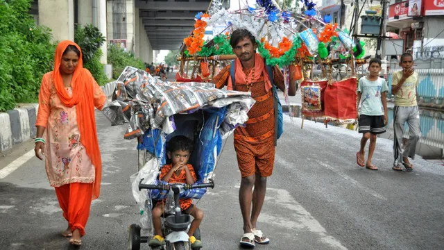 मासूम कंधों पर कांवड़, होंठों पर ”बोल बम” के जयकारे; मंजिल की ओर बढ़ रहे नन्हें कदम