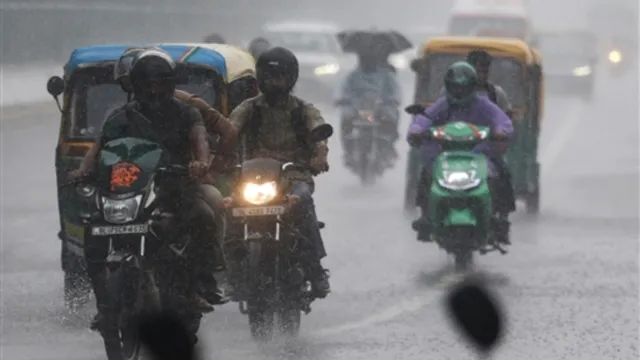 दिन में छाया अंधेरा… नोएडा-गाजियाबाद में तेज बारिश; उमस भरी गर्मी से राहत और NCR के मौसम पर ताजा अपडेट