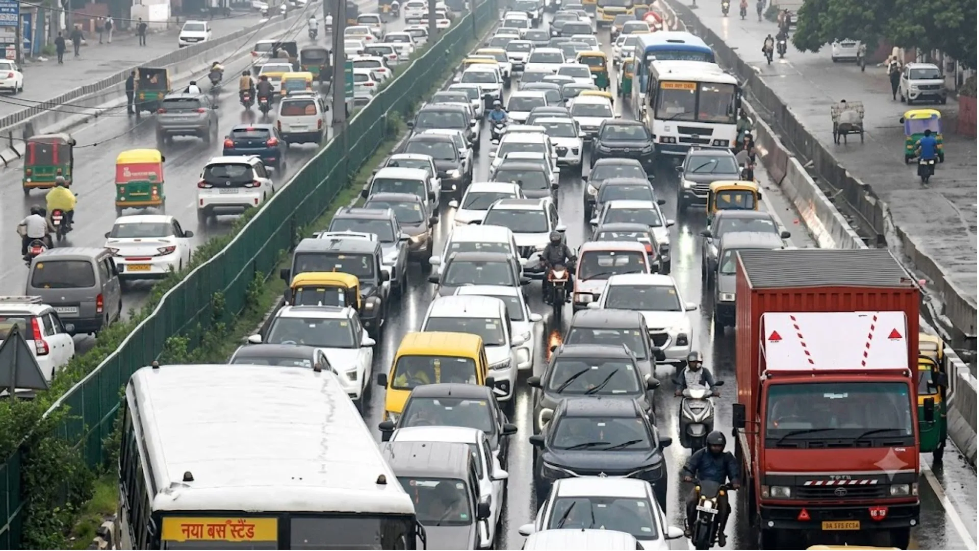 दिल्ली-NCR में भारी बारिश के बाद भीषण जाम, NH-48 पर वाहनों की लंबी कतारें; कई जगह फंसे वाहन