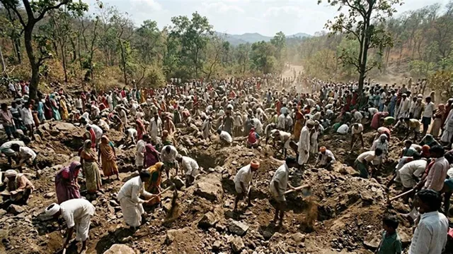 मध्य प्रदेश: कीमती पत्थर की अफवाह पर टाइगर रिजर्व में उमड़े हजारों ग्रामीण, पुलिस पर भारी पथराव
