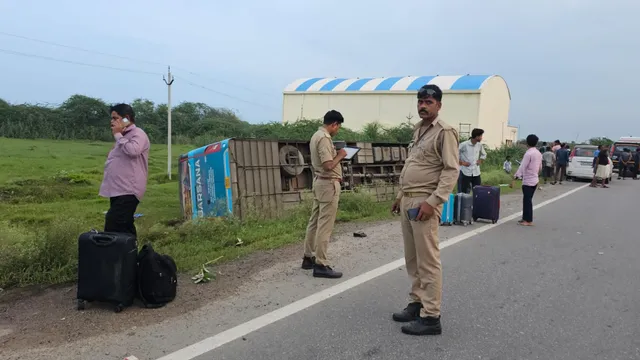 झांसी में बड़ा हादसा, अनियंत्रित होकर पलटी इंदौर से लखनऊ जा रही बस; 16 यात्री घायल